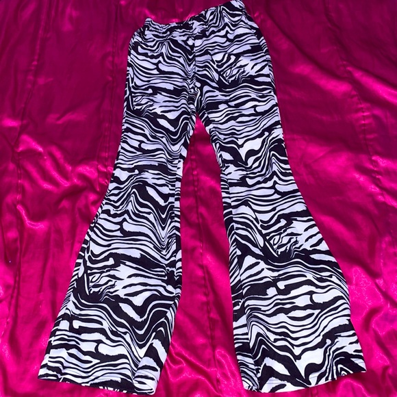 Forever 21 Pants - Forever 21 Zebra Flared Pants 🖤
